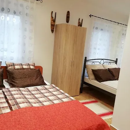 Zoe Apartman *